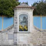 Sul muro esterno � ancora visibile un�edicola votiva che racchiude l�immagine della Madonna posta in una nicchia di vetro